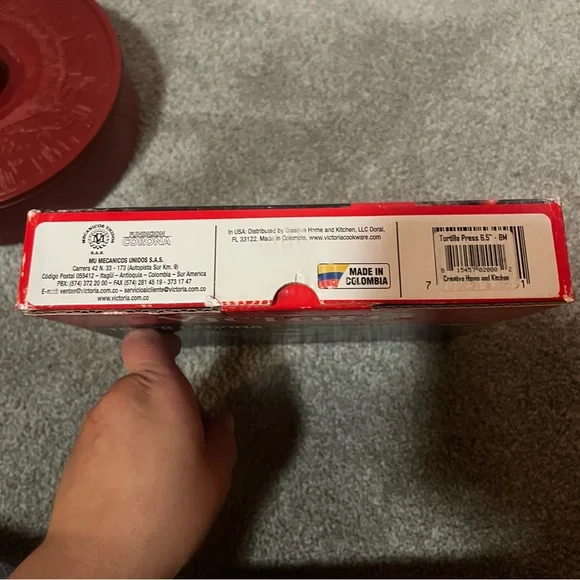 Victoria Seasoned Cast Iron Manual Dough and Tortilla Press with keeper - Picture 3 of 5